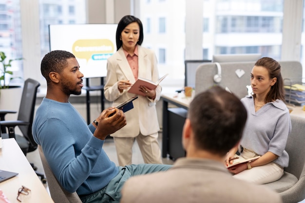 Foto gratuita colegas de tiro medio aprendiendo juntos en el trabajo