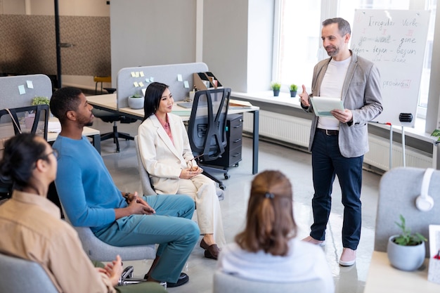 Foto gratuita colegas de tiro medio aprendiendo en el trabajo