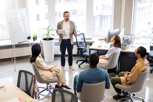 Colegas de tiro medio aprendiendo en el trabajo