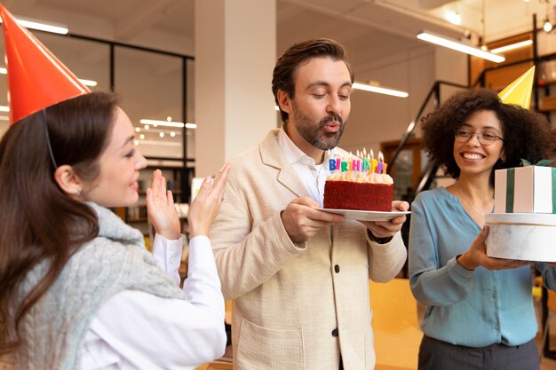 Foto gratuita colegas de tiro medio celebrando juntos