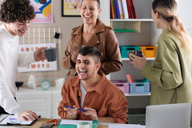 Colegas de tiro medio divirtiéndose en el trabajo