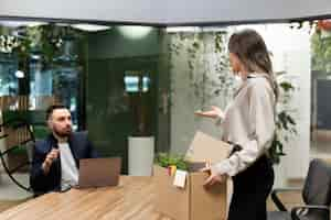 Foto gratuita colegas de tiro medio hablando en el trabajo