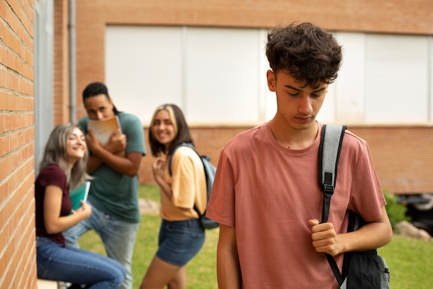 Colegas de tiro medio intimidando a un niño