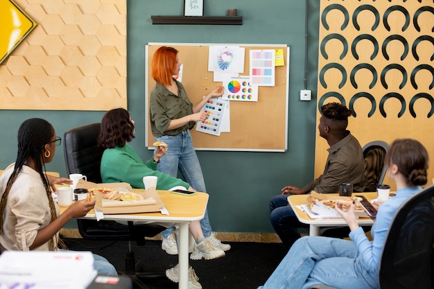 Foto gratuita colegas de tiro medio en una reunión de negocios