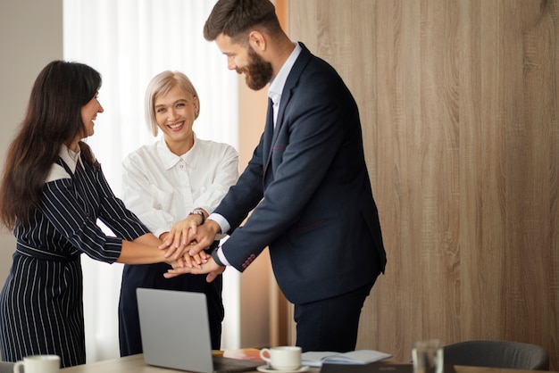 Colegas de tiro medio trabajando en equipo