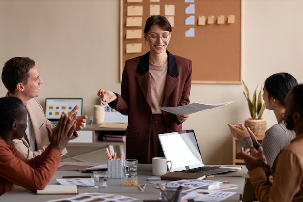 Colegas de tiro medio trabajando en equipo