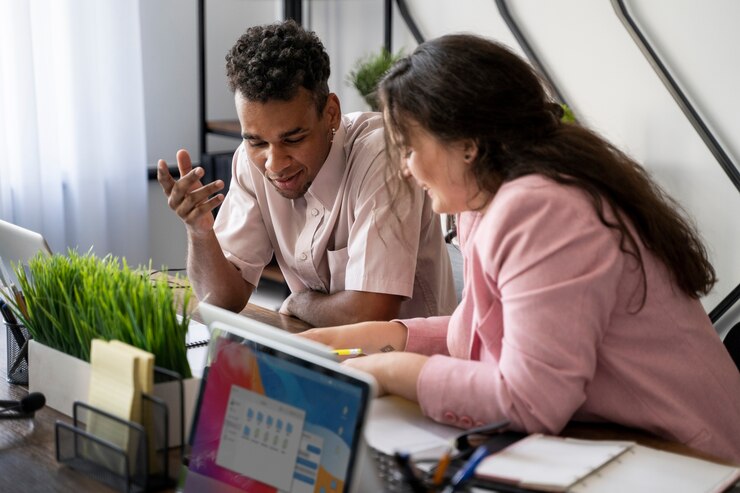Foto gratuito colegas de tiro medio trabajando en el escritorio
