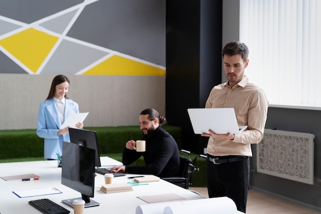 Colegas de tiro medio trabajando juntos