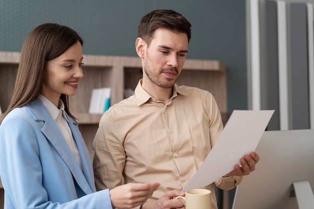 Colegas de tiro medio trabajando juntos