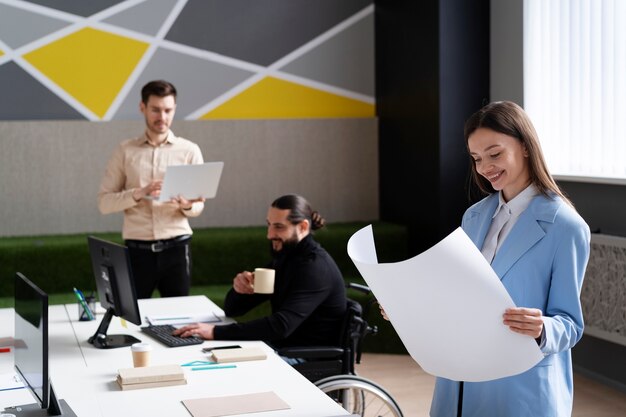 Colegas de tiro medio trabajando en la oficina