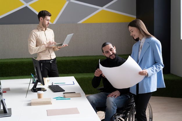 Colegas de tiro medio trabajando