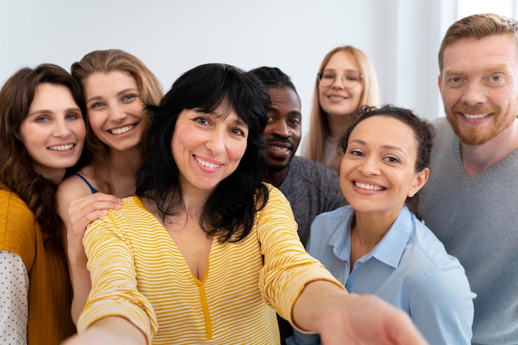 Foto gratuito colegas tomando selfie medio tiro