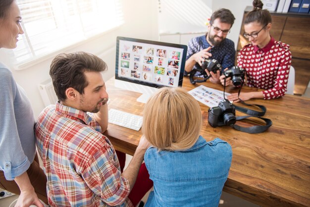 Foto gratuita colegas trabajando alrededor de una computadora