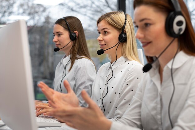 Colegas trabajando juntos en un centro de llamadas con auriculares