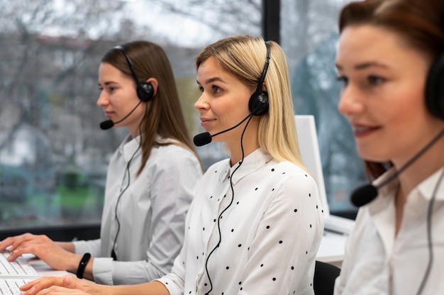 Colegas trabajando juntos en un centro de llamadas con auriculares