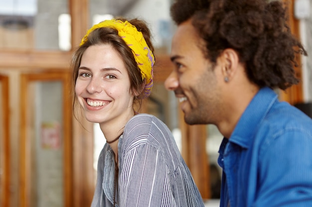 Foto gratuita colegas trabajando juntos mientras están sentados en la cafetería