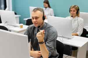 Foto gratuita colegas trabajando juntos en una oficina de call center