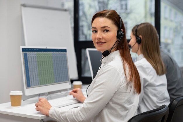 Colegas trabajando juntos en una oficina de call center