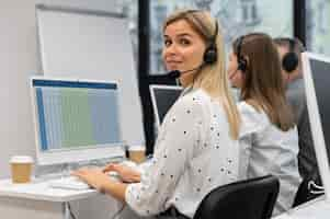 Foto gratuita colegas trabajando juntos en una oficina de call center