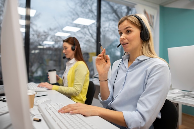 Colegas trabajando juntos en una oficina de call center