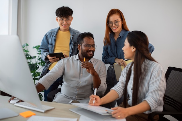 Foto gratuita colegas trabajando juntos plano medio