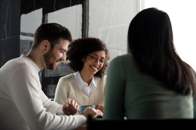 Foto gratuita colegas trabajando juntos y tomando café