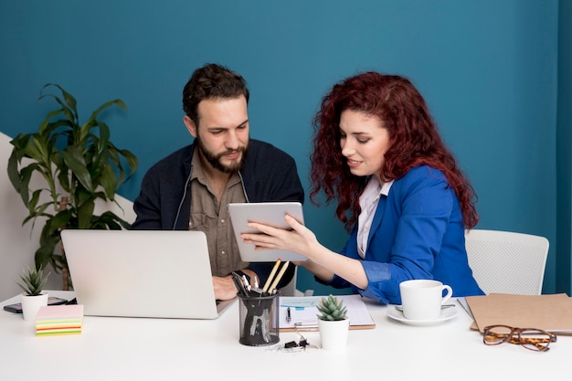 Foto gratuita colegas trabajando y planeando juntos