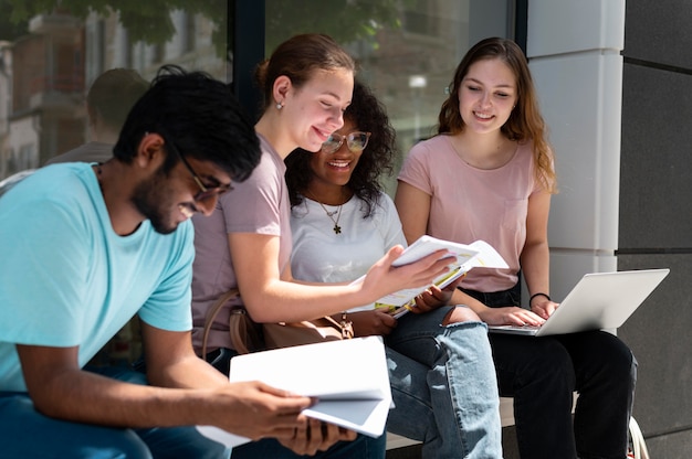 Colegas universitarios estudiando juntos