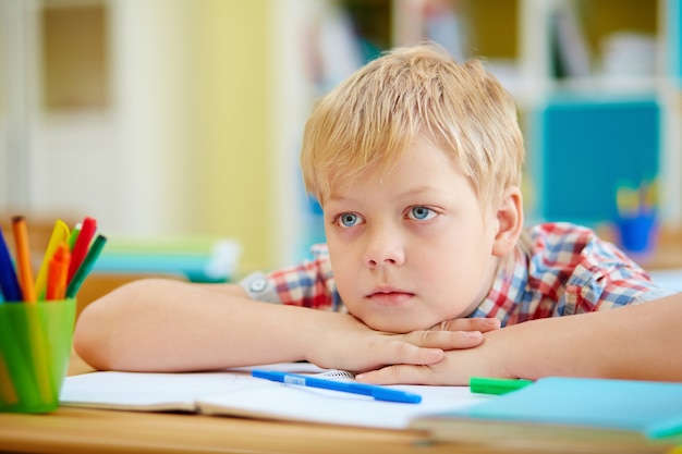 Foto gratuita colegial aburrido con ojos azules