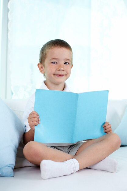 Colegial leyendo en casa