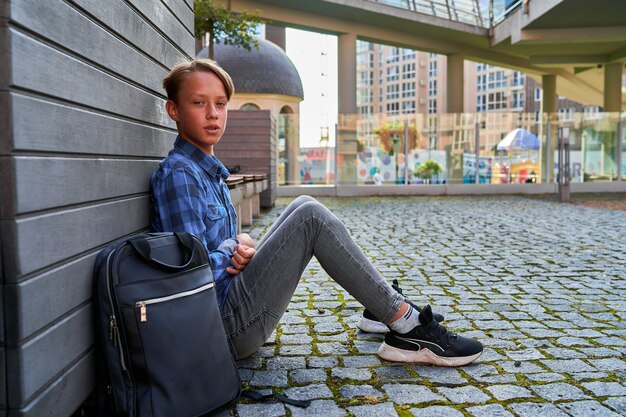 Colegial con mochila en la calle después de la escuela.