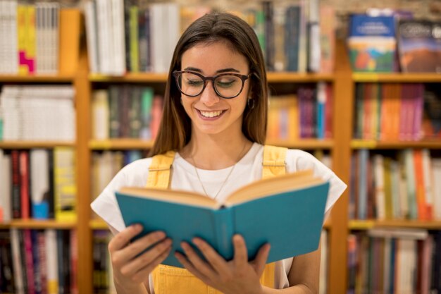 Colegiala adolescente en gafas de lectura