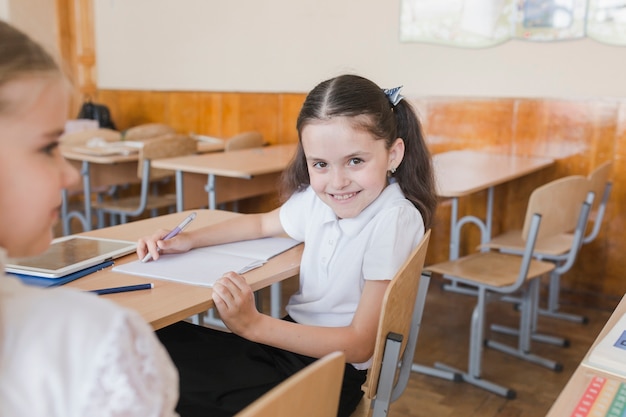 Colegiala alegre mirando a la cámara