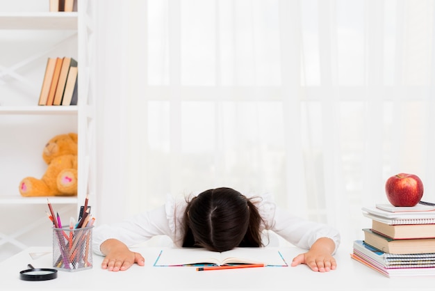 Colegiala cansada que miente sobre el cuaderno