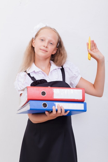 Foto gratuita colegiala con carpetas