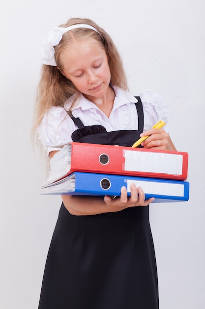 Colegiala con carpetas