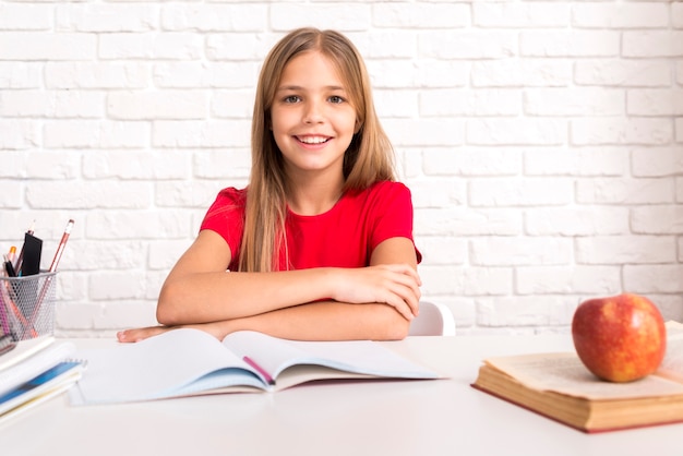 Colegiala casual sentado en el escritorio