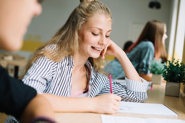 Colegiala de estudio feliz