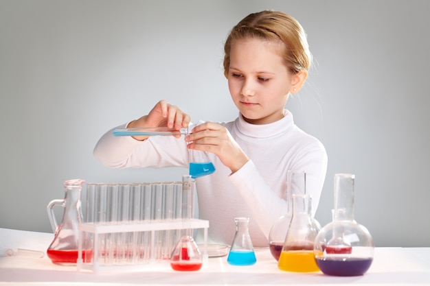Foto gratuita colegiala haciendo experimentos químicos