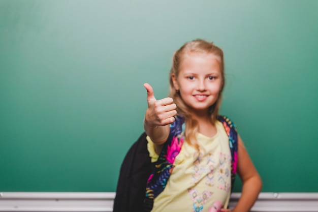 Colegiala, haciendo gestos, pulgar, arriba