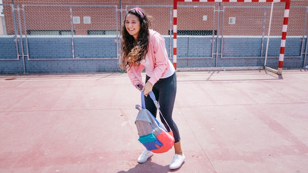 Foto gratuita colegiala con mochila