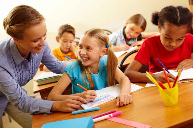 Colegiala pasando un buen rato con la maestra