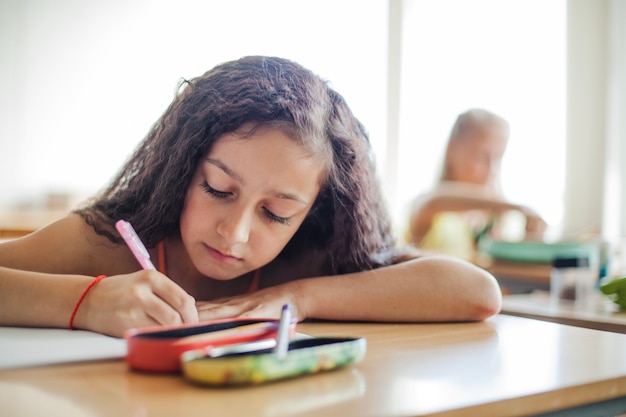 Colegiala, sentado, escritorio, escritura