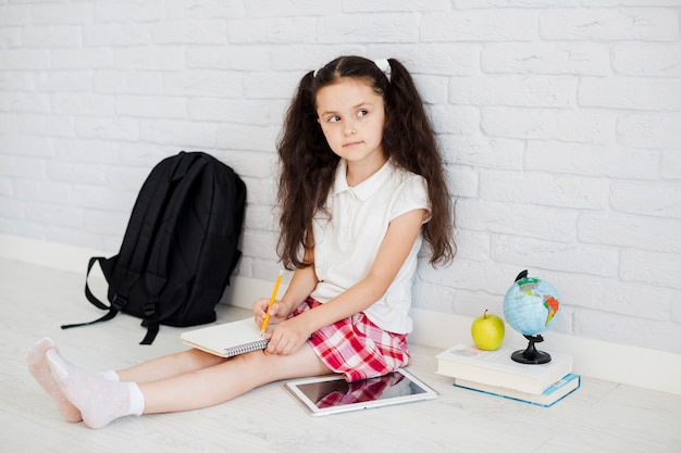 Foto gratuita colegiala, sentado, escritura