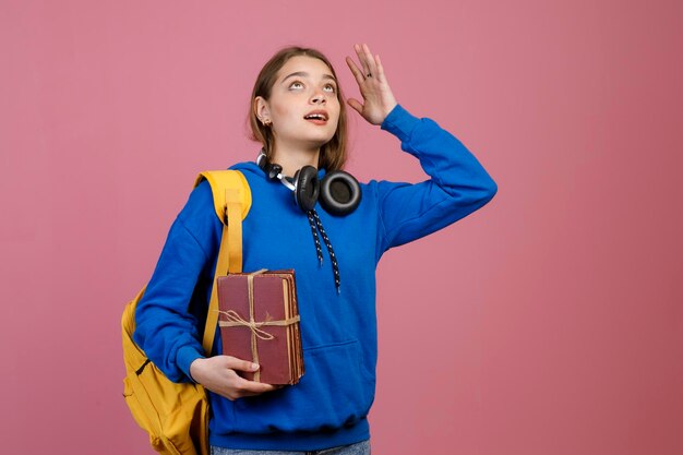 Colegiala sorprendida de pie mirando hacia arriba