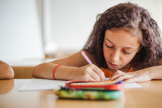 Foto gratuita colegiala, tenencia, pluma, dibujo