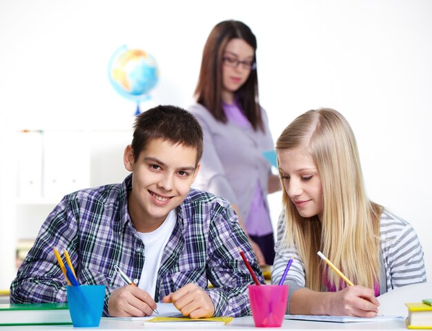 Colegiala tratando de engañar durante un examen