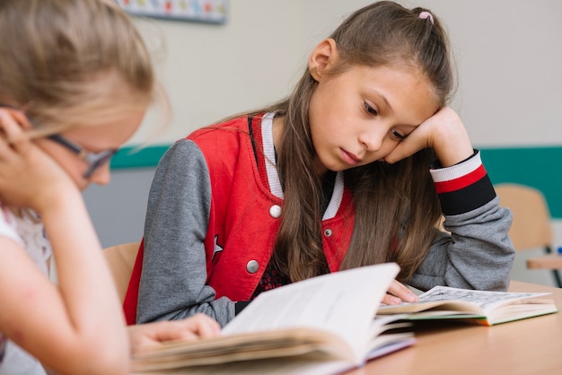 Colegialas, sentado, escritorio, lectura