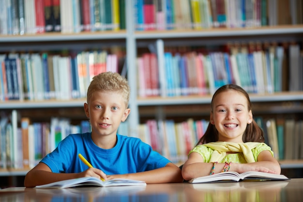 Colegiales aprendiendo en la biblioteca