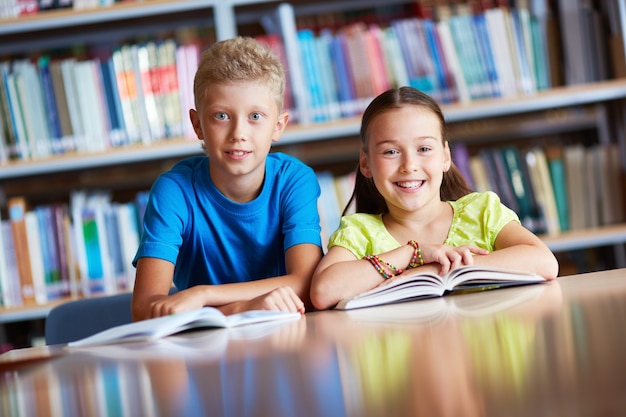 Colegiales felices en la biblioteca